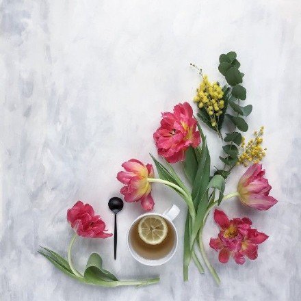 点击大图看下一张：鲜花与茶自然搭配的摄影作品
