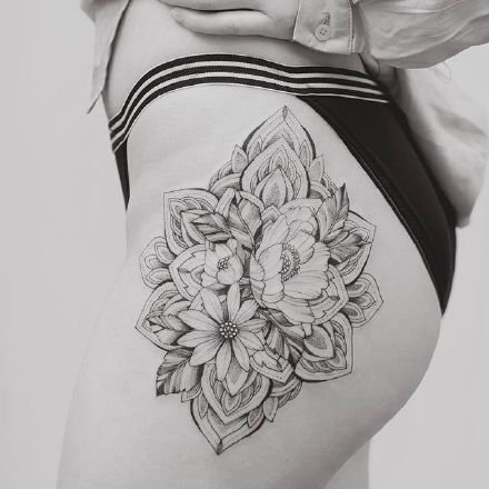点击大图看下一张：女性大腿侧部的性感素花纹身图案欣赏