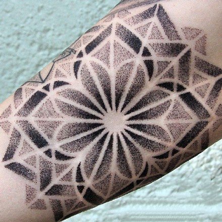点击大图看下一张：手臂上的点刺风格曼陀罗梵花纹身图案
