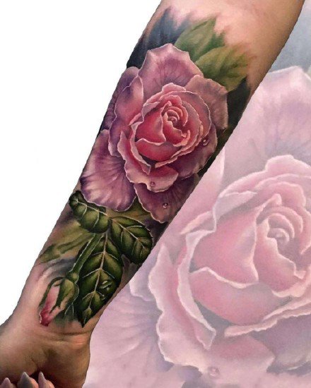 点击大图看下一张：小手臂上的一组粉红色花朵纹身作品图片
