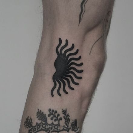 点击大图看下一张：水波纹纹身：一组手部的简约黑色水波纹纹身作品图片