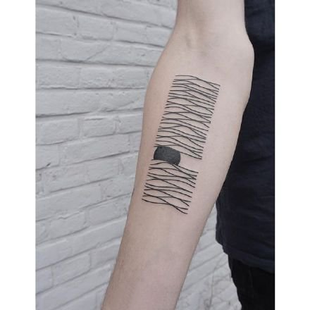 点击大图看下一张：水波纹纹身：一组手部的简约黑色水波纹纹身作品图片