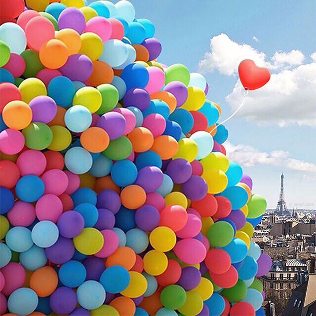 点击大图看下一张：浪漫的五彩气球图片