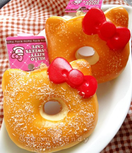点击大图看下一张：HelloKitty样式的甜甜圈图片