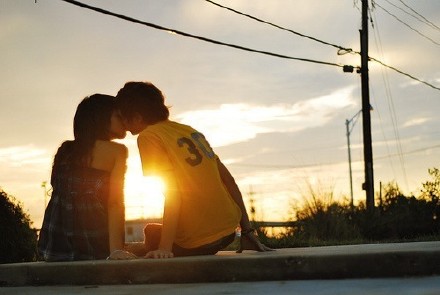 点击大图看下一张：幸福浪漫接吻情侣QQ头像图片