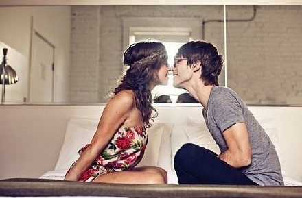 点击大图看下一张：幸福浪漫接吻情侣QQ头像图片