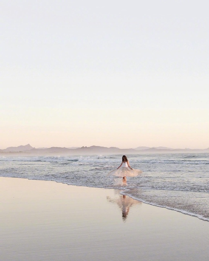 点击大图看下一张：女孩独自在海边的唯美壁纸