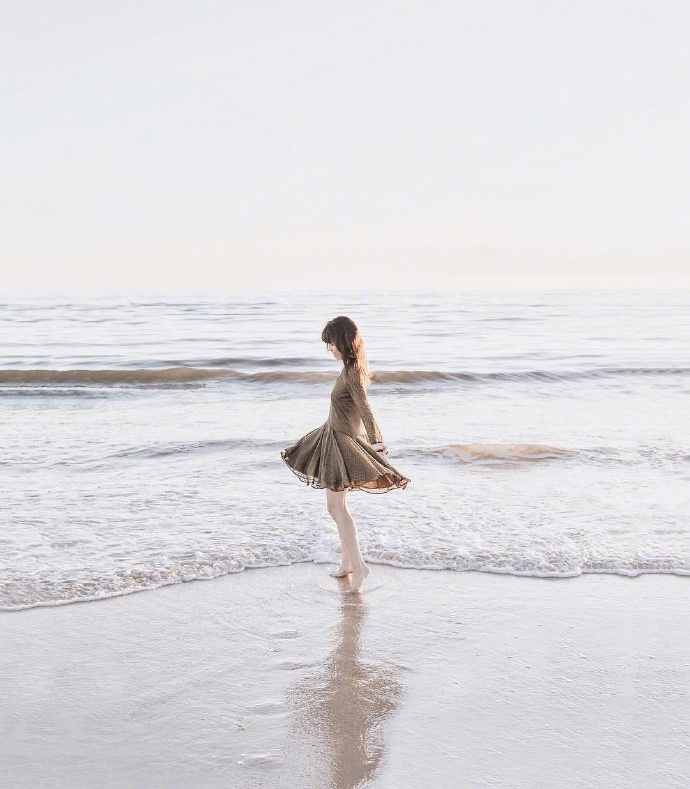 点击大图看下一张：女孩独自在海边的唯美壁纸