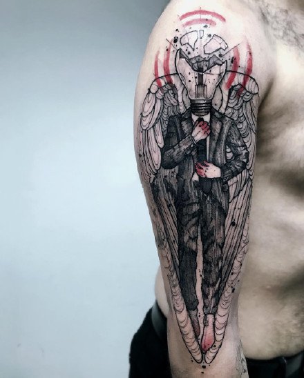 点击大图看下一张：男性大手臂上的一组个性黑灰纹身作品图案