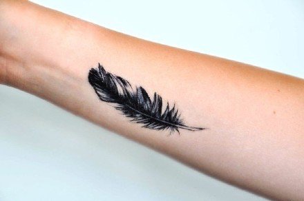 点击大图看下一张：9张飘逸的一组羽毛纹身图案欣赏
