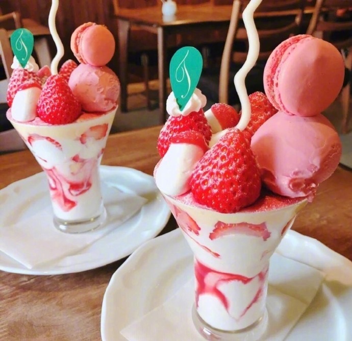 点击大图看下一张：粉粉的草莓冰淇淋图片