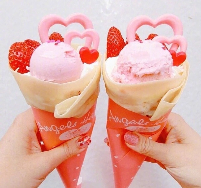 点击大图看下一张：粉粉的草莓冰淇淋图片