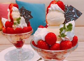 粉粉的草莓冰淇淋图片