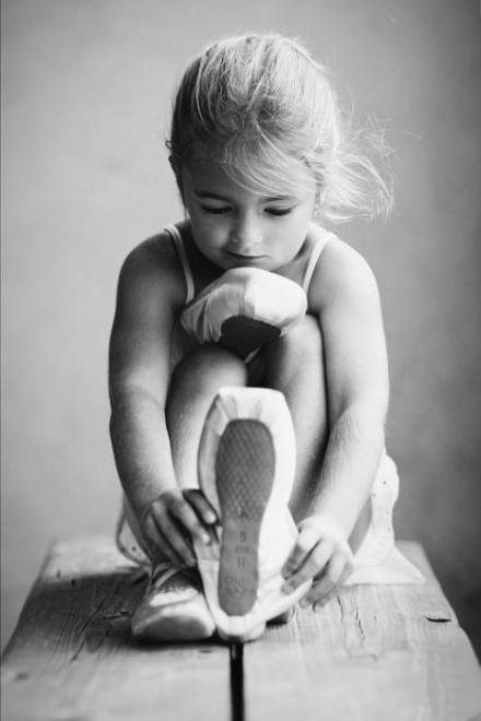 点击大图看下一张：学习芭蕾的小女孩拍摄图片