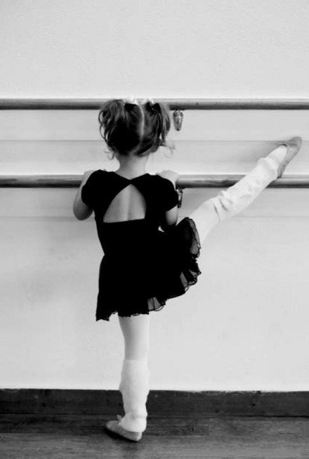 点击大图看下一张：学习芭蕾的小女孩拍摄图片