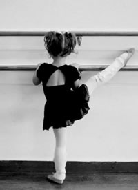 学习芭蕾的小女孩拍摄图片