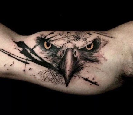 点击大图看下一张：雄鹰刺青--9张黑灰线条的老鹰纹身作品图片欣赏