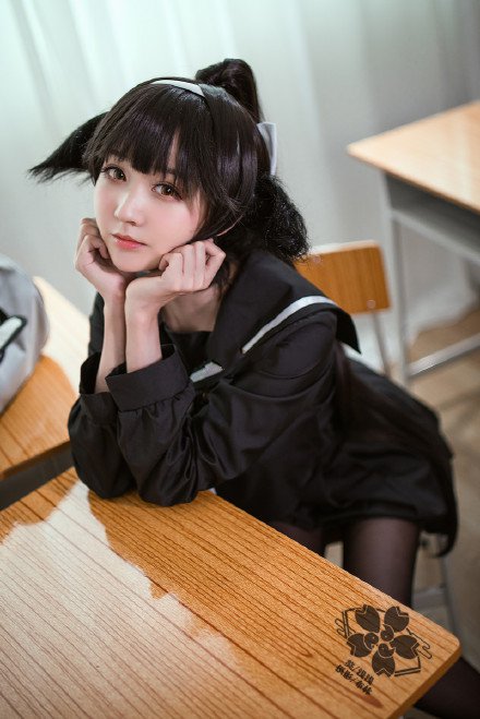 点击大图看下一张：漂亮美眉黑色校服加上性感丝袜cosplay