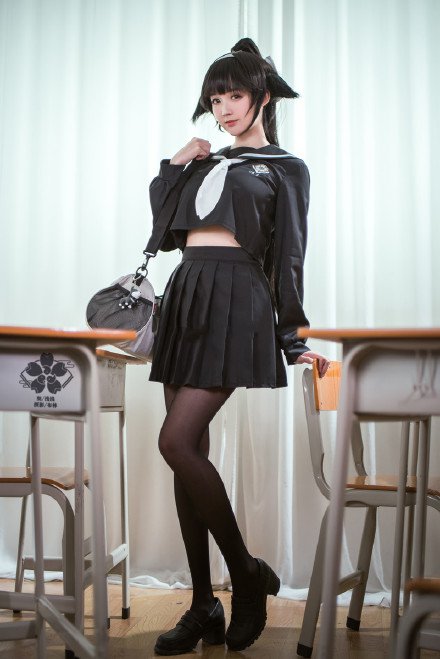 点击大图看下一张：漂亮美眉黑色校服加上性感丝袜cosplay