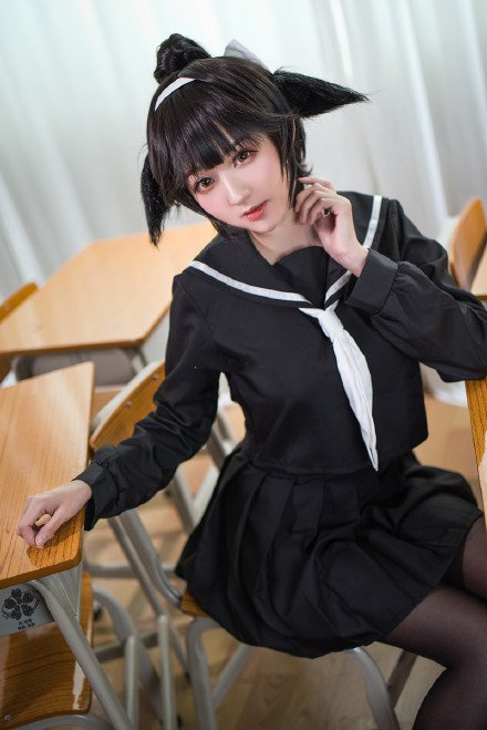 点击大图看下一张：漂亮美眉黑色校服加上性感丝袜cosplay