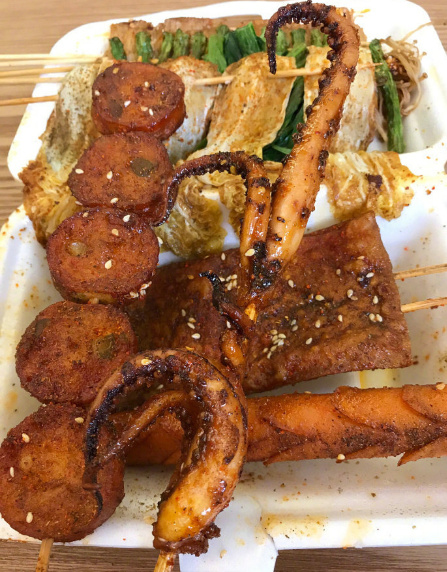 点击大图看下一张：麻辣鲜香、油亮，不腻不膻烧烤图片