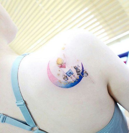 点击大图看下一张：小清新的女生彩色月亮纹身图案作品9张