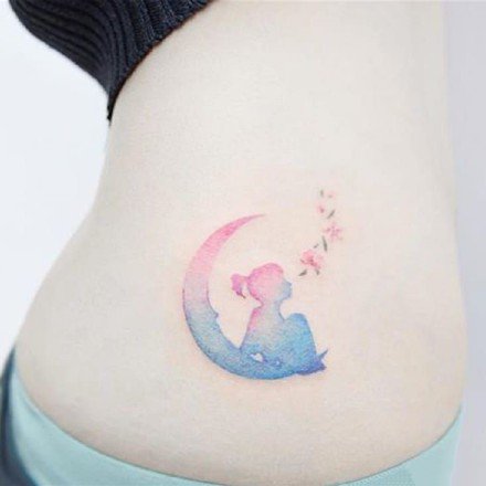 点击大图看下一张：小清新的女生彩色月亮纹身图案作品9张