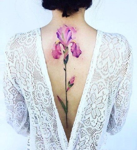 点击大图看下一张：女性背部脊柱上的花朵纹身作品图片9张
