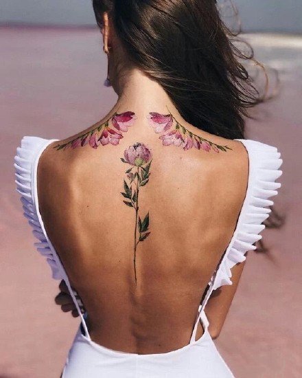 点击大图看下一张：女性背部脊柱上的花朵纹身作品图片9张