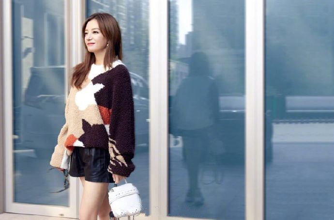 点击大图看下一张：赵薇身穿18秋冬系列拼色毛衣搭配粉色流苏运动鞋
