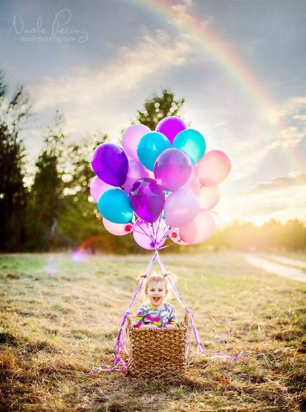 点击大图看下一张：小宝宝与气球的完美结合拍摄图片
