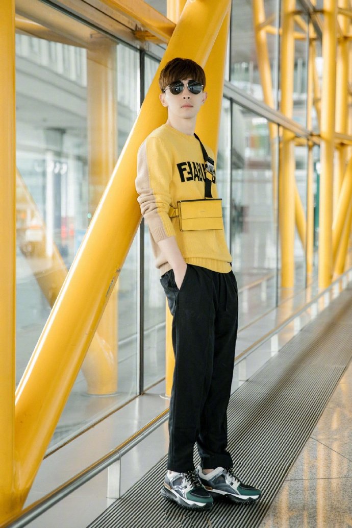 点击大图看下一张：身穿黄色毛衣的阳光大男孩-邓伦