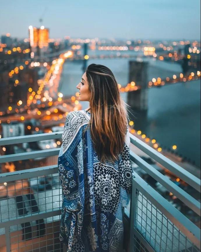 点击大图看下一张：长发女生瞭望城市夜景高清壁纸大全