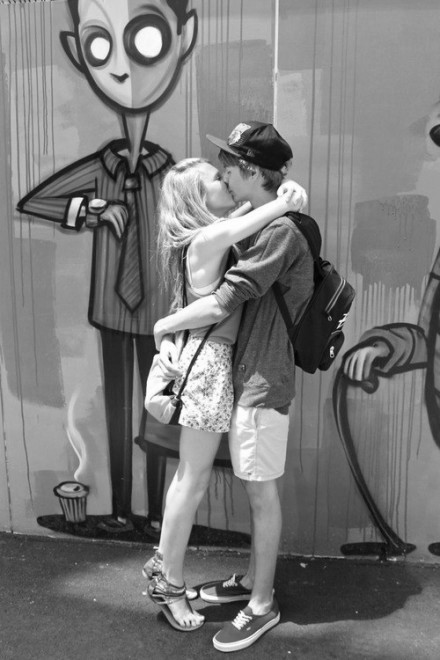点击大图看下一张：甜美情侣拥抱亲吻黑白图片
