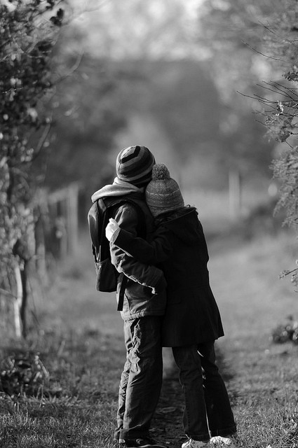 点击大图看下一张：甜美情侣拥抱亲吻黑白图片