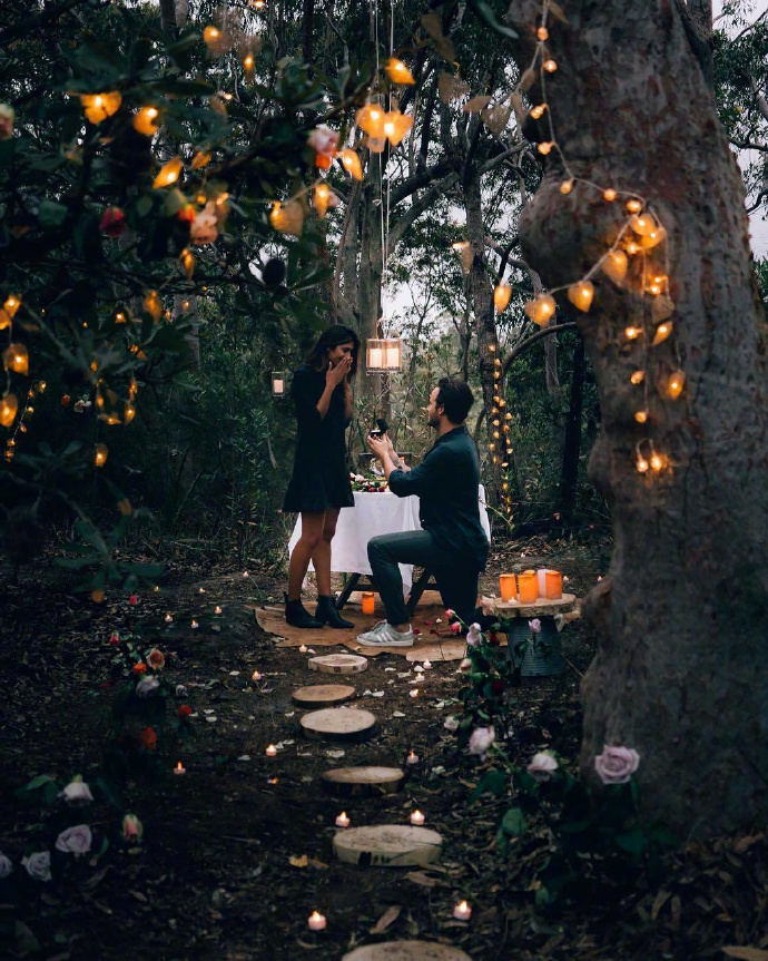 点击大图看下一张：夜色降临时开始一场浪漫的求婚拍摄图片