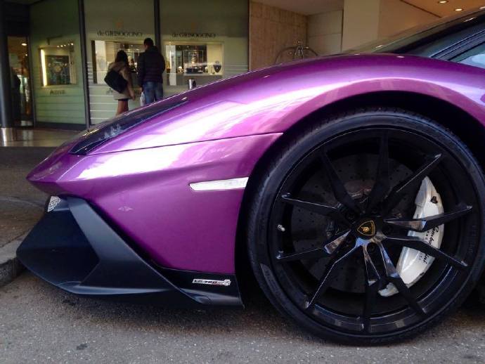 点击大图看下一张：一套电镀紫兰博基尼Aventador图片欣赏
