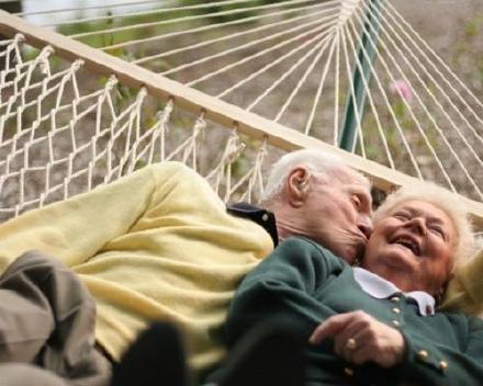点击大图看下一张：所谓爱，就是陪伴，老人生活摄影