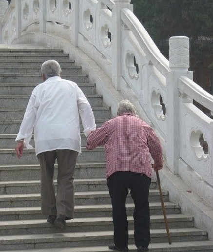 点击大图看下一张：所谓爱，就是陪伴，老人生活摄影