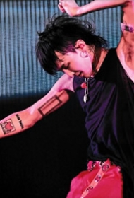 韩国明星权志龙的全身纹身图案大全欣赏