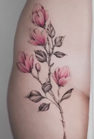 女性大腿侧部的性感素花纹身图案欣赏