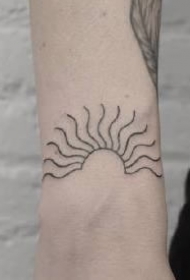 水波纹纹身：一组手部的简约黑色水波纹纹身作品图片
