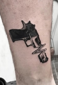 一组关于手枪的黑色枪械纹身图案作品