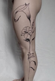 手臂和腿部上的简约长线条花卉纹身欣赏