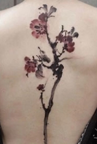 女性背部脊柱上的花朵纹身作品图片9张