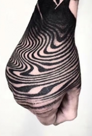 超黑元素的一组国外纹身师手部黑色纹身作品图案欣赏