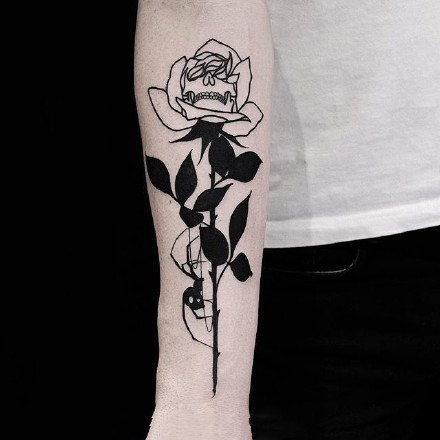 点击大图看下一张：黑色适合遮盖的一组小花朵玫瑰纹身图案作品9张