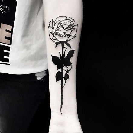 点击大图看下一张：黑色适合遮盖的一组小花朵玫瑰纹身图案作品9张