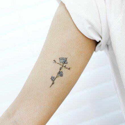点击大图看下一张：很小清新的十字架+玫瑰花的纹身图案欣赏