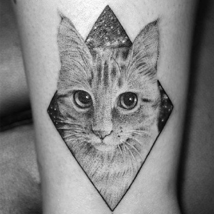 点击大图看下一张：一组黑灰色的几何图形+小猫纹身图案欣赏